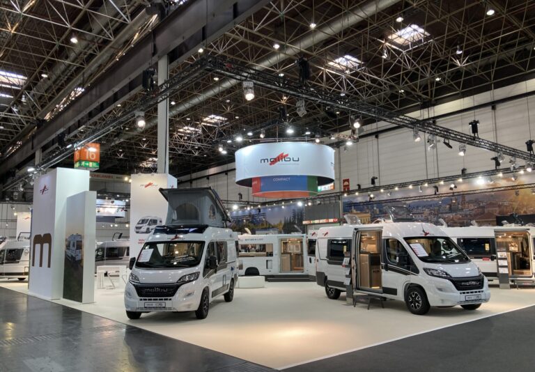 Ansicht des Messestands mit Malibu Vans