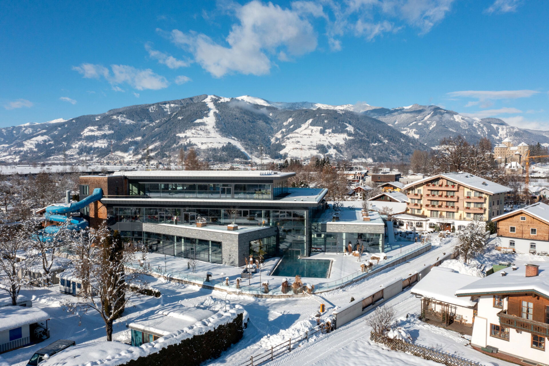 Hotel mit Pool umgeben von bergen