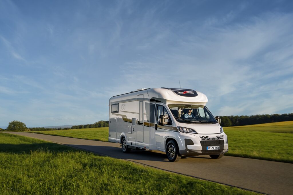 Malibu Wohnmobil fährt auf einer schönen Landstraße